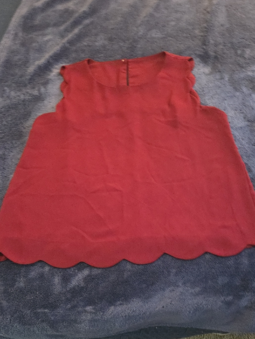 FRANCESCA'S COLLECTIONS LADIES BURGUNDY/MULBERRY SCALLOP TRIP BLOUSE